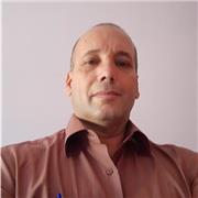 Profesor de Español imparte clases a extranjeros y a niños